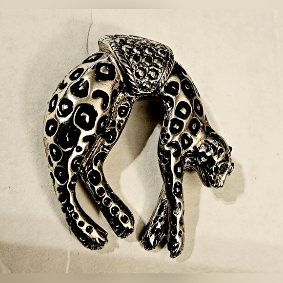 Cheetah leopard silver and black with rhinestones cat brooch - Picture 6 of 8